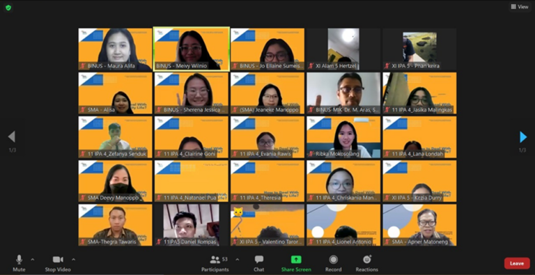 Mahasiswi Magister Ilmu Komunikasi BINUS University sebagai Penyelenggara Acara Community Development & Pembawa Materi. Webinar “How to Deal with University Life”